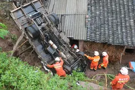 惊险！贵州一小货车失控冲下5米坎“倒栽葱”砸向农家屋图片