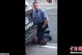 未认罪！“跪杀”非裔案前警员首出庭，保释金数百万图片