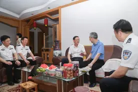 贾立同志走访慰问荆州公安离退休老干部和公安英模图片