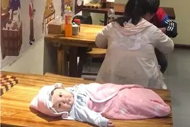 年轻爸妈餐馆吃饭，将宝宝放在在身后餐桌，网友：不配为人父母图片