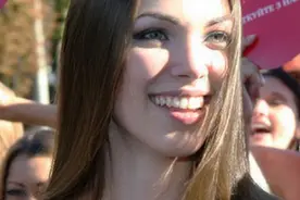 这里的美女因为嫁不出去，集体上街求婚图片