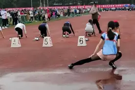 一外国语学院女生参加长跑比赛，穿黑裤袜引争议，被指目的不纯图片