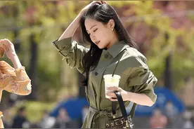 Apink孙娜恩不愧是“韩风女神”，穿拖鞋配绿色连体裤都这么帅图片