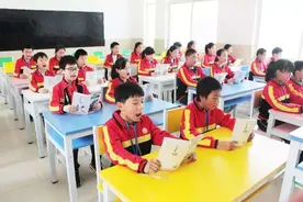 课堂上认真听课的样子，操场上蹦蹦跳跳的身影，你还记得吗？图片