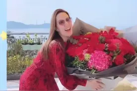 甄子丹小18岁娇妻秀恩爱，超大花束捧不动，身材苗条不像2孩妈图片