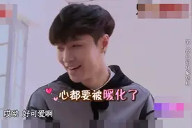 张艺兴成女儿傻瓜，给“女儿”扎辫子做饭，好羡慕视频封面