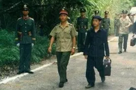对越反击战后中越交换战俘，一越战俘公开拒绝遣返，要求留在中国图片