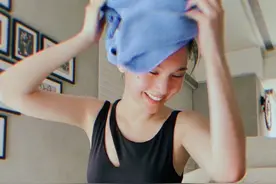 杨丞琳晒素颜健身照，穿露脐背心秀蛮腰马甲线，引张馨予盛赞好瘦图片