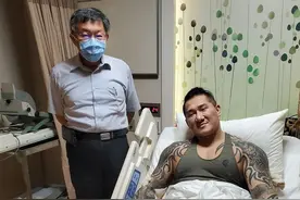 柯文哲夜探网红“馆长”化身医师盯着中枪伤口讨论病情（多图）图片