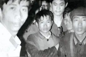 一张蓝纸片，剥下“两面人”画皮，成为指向“二王”的第一条线索图片