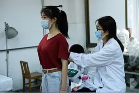 海淀中招体检进行中，“四测体温”再进场图片