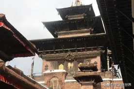 众佛之国尼泊尔，首都加德满都虽破旧，却香火旺盛佛教建筑林立！图片