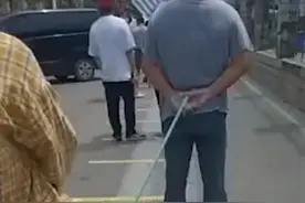 江苏一大哥做核酸为保持一米安全距离，身后拿一个晾衣杆不停挥舞图片