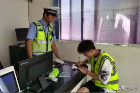 持C1驾驶证开B2准驾货车上高速，还不系安全带，这下栽了图片