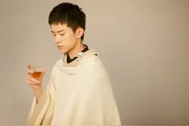 易烊千玺的气质穿搭，披块麻布也能帅气十足图片