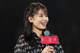 刘涛挺爱赶时髦，镜头怼脸瑕疵也多，这样真实点确实更美了图片