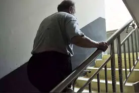 加装电梯需补偿一楼住户30万，并限制高层转租转售，网友：很合理图片