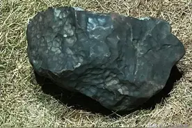 天上掉“馅饼”？巴西小镇陨石雨，当地人寻找陨石，每克近60元图片