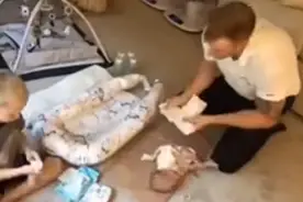 揭秘！四胞胎家庭原来是这样喂奶的，网友：这爸爸一看就是熟练工图片