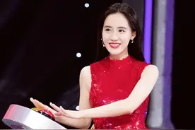 39岁王智美上央视！穿红色亮片裙猜歌，牛奶身材快跟传声杆平行图片