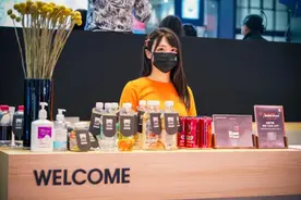 图赏：上海车展上的车模小姐姐们图片