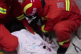 尴尬！女子便池捞刷子，手臂不慎被卡图片
