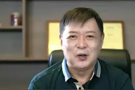 迟志强沧桑发福，一首歌爆火32年传唱至今，登台必唱《铁窗泪》图片