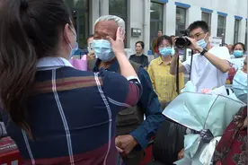 这一个拥抱，她整整等了43年图片