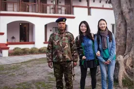 尼泊尔穷人生活，睡大街一样“开心”，网友：真羡慕图片