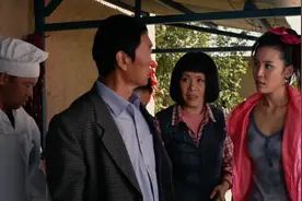 村妇天天去地里挖洞，村民觉得她得了精神病，有人却害怕了！故事图片