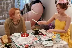 泫雅和男友金晓钟一起庆28岁生日，两人紧紧相拥超恩爱图片