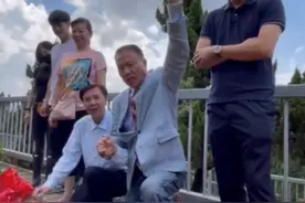 64岁万梓良与深圳富豪结拜，当众跪拜对方祖先，网友：入戏太深？图片