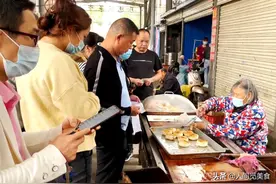 湖北一家人在路边卖早餐，1元1个十几年不涨价，半天卖出七八百个图片