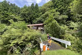 日本大哥花几万块在荒野买了栋房子，居然还附赠小桥河流和瀑布？图片