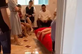 安徽一新娘结婚睡着，亲朋好友想闹洞房，却只能围坐一旁尴尬聊天图片