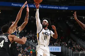 米切尔28分爵士力克雄鹿！字母哥25+7+6图片