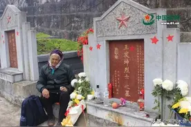 他牺牲28年后，妻子靠着贷款来到墓前痛哭：我带儿子来看你了图片