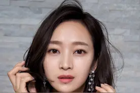 王治郅娶90后美女主持人，因儿子比赛与富豪前妻会面，3人太尴尬图片