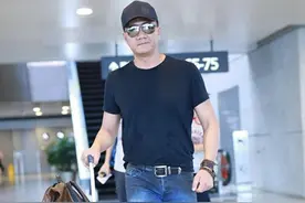 52岁胡军也是潮男，黑色T恤配短裤好时髦，185大高个帅过小鲜肉图片