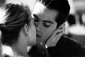 为什么接吻时，头要向右偏？图片