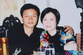 17年前，她接下张国荣的最后一通电话，张国荣去世她不再签艺人图片