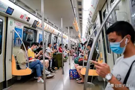 成都地铁随拍 大家日常防疫保护工作做得很不错呀图片