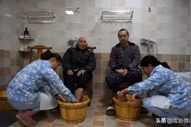 53岁保姆坦言：3个雇主给我涨工资，知道原因后，我主动辞职了图片