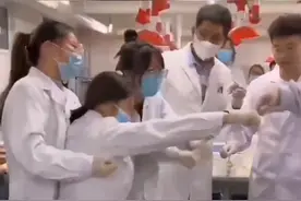 当怕老鼠的医学生课上抓起小白鼠图片