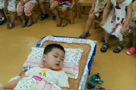 幼儿园“超贪睡宝宝”走红，家长群被成功逗乐：孩子熬夜了？图片
