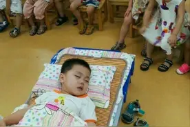 幼儿园“超贪睡宝宝”走红，家长群被成功逗乐：孩子熬夜了？图片