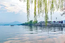 白居易写西湖天下无双，二百多年后苏轼挑战一首，同样是千古名篇图片