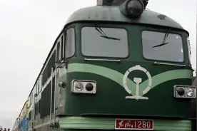 为什么越来越多的人宁愿坐火车，也不坐高铁和飞机，答案很意外图片