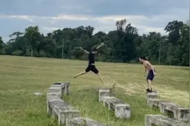 韦唯仨儿子同框，两个哥哥留胡子似大叔，小弟最帅还交了女朋友图片