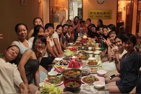 毕业30年了，同学们要搞聚会，每人收500元，你愿意参加吗？图片